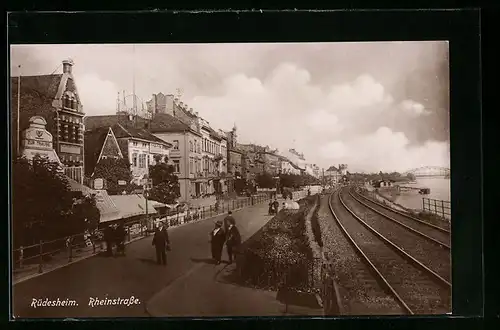 AK Rüdesheim, Rheinstrasse mit Schienen