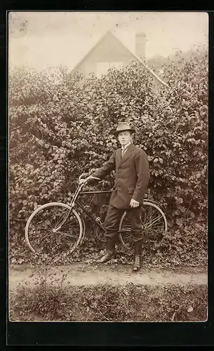 Foto-AK Herr im Anzug mit Hut und Fahrrad