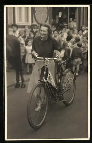 AK Dame im Rock mit Fähnchen am Fahrrad