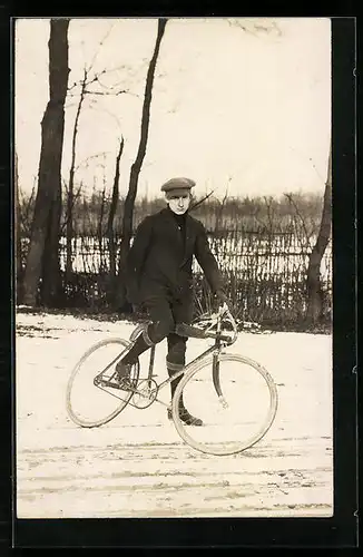 AK Junger Mann mit Hockeyschläger am Fahrrad