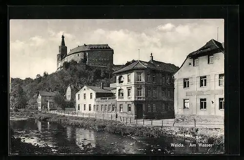 AK Weida, Blick von Uferseite auf Burg und Häuser
