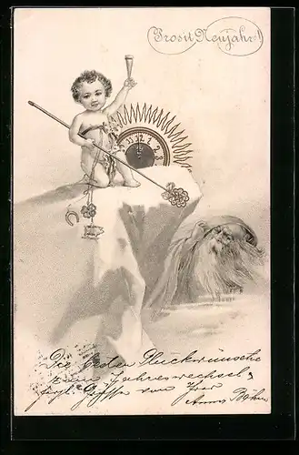 AK Neujahr, nacktes Kind auf einem Fels mit Glücksschwein, Kleeblatt und Hufeisen, alter Mann im Wasser