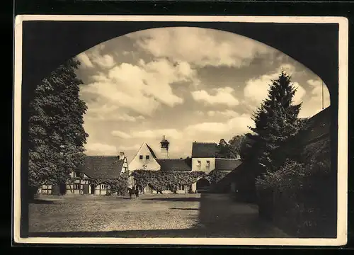 AK Berlin-Grunewald, Jagdschloss, Blick durch das Tor auf Schlosshof