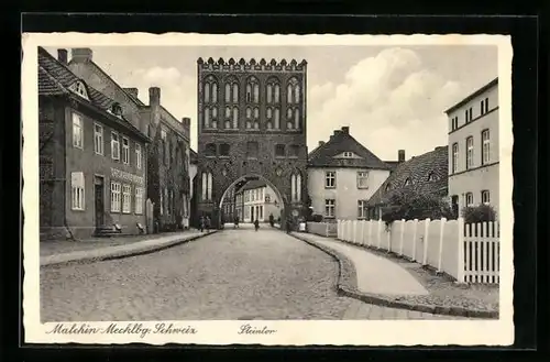 AK Malchin /Mecklbg. Schweiz, Steintor und Ortskrankenkasse