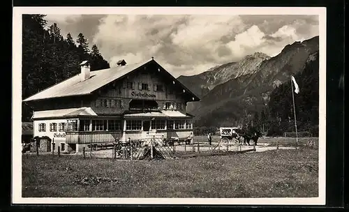 AK Hindelang, Alpengasthof Giebelhaus mit Gebirge im Hintergrund