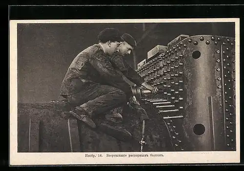 AK Hannover-Linden, Hanomag, Zwei Fabrikarbeiter an der Maschine