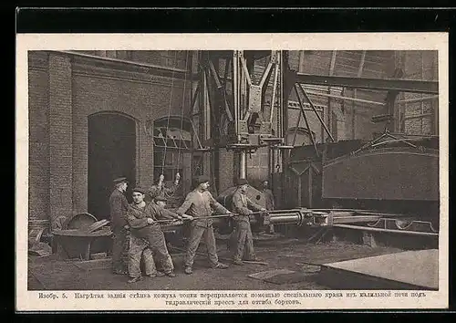 AK Herstellung eines Lokomotivkessels, Fabrikarbeiter schaffen die erhitzte Stehkesselrückwand unter die Kümpelpresse