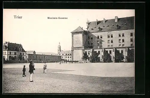 AK Trier, Maximin-Kaserne, Hofansicht mit Soldaten
