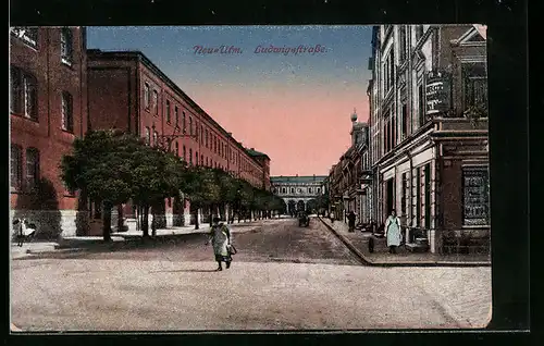 AK Neu-Ulm, Sicht in die Ludwigstrasse mit Gebäudeansicht und Passanten
