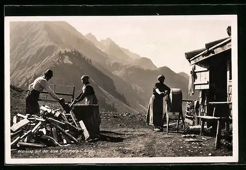 AK Alpe Einödberg i. Allgäu, Bauern beim Holzhacken an einem Werktag