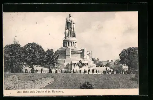 AK Hamburg-St.Pauli, Bismarck-Denkmal mit Besuchern
