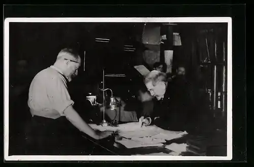 Foto-AK Charles Mauras bei der Arbeit am Schreibtisch