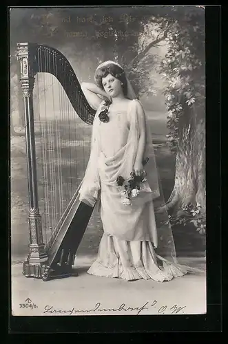 AK Junge Frau mit Harfe vor romantischer Landschaftskulisse