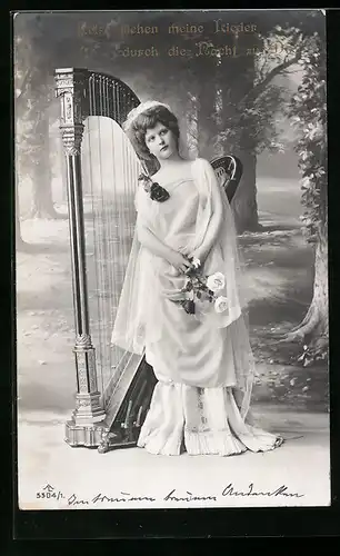 AK Frau im weissen Kleid an einer Harfe