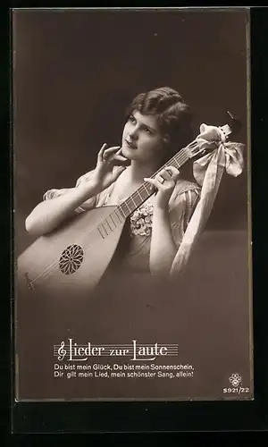 AK Junge Frau im Kleid mit Lautengitarre