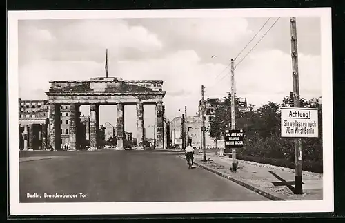 AK Berlin, Grenzschild am Brandenburger Tor