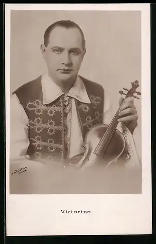 AK Victorino in Tracht mit Geige, Musiker