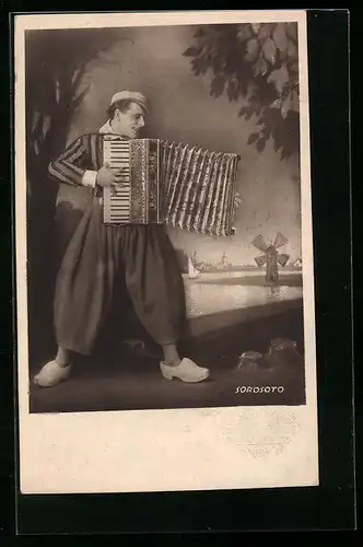 AK Sorosoto mit Akkordeon, Musiker