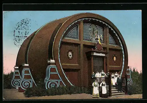 AK Leipzig, Internationale Baufach-Ausstellung 1913, Riesenfass mit Dirndlträgerinnen