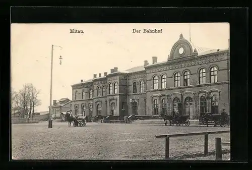 AK Mitau, Bahnhof mit Pferdedroschken