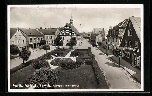 AK Pegnitz /Fränk. Schw., Marktplatz mit Rathaus und Anlagen, Drechslerei Koukal