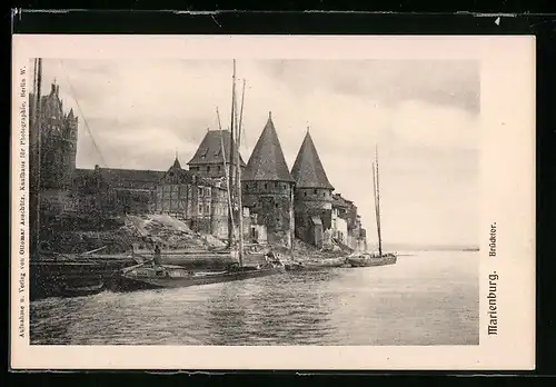 AK Marienburg / Malbork, Segelschiffe am Brücktor