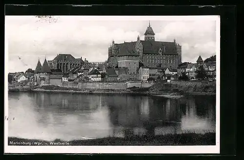 AK Marienburg / Malbork, Blick übers Wasser auf die Westseite der Stadt