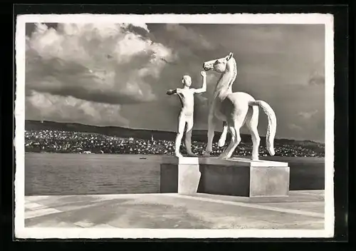 AK Zürich, Schweizerische Landesausstellung 1939, Plastik von Bänninger linkes Ufer
