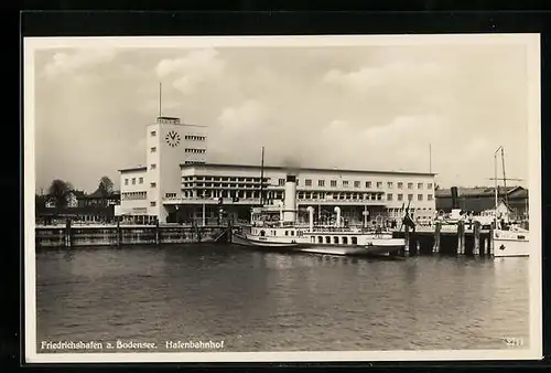 AK Friedrichshafen a. Bodensee, Hafenbahnhof mit Dampfern