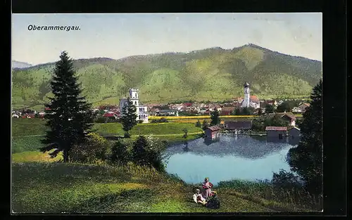 AK Oberammergau, Ortspanorama mit See und Bergen