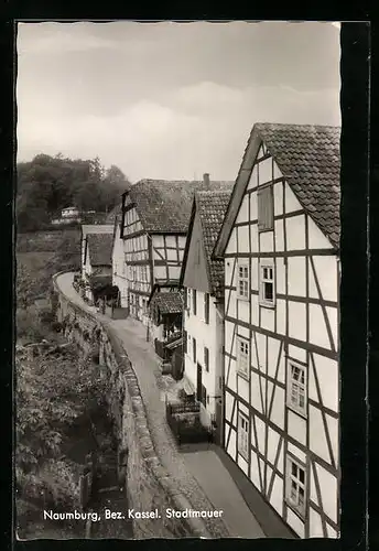 AK Naumburg /Kassel, Häuser im Fachwerkstil an der Stadtmauer