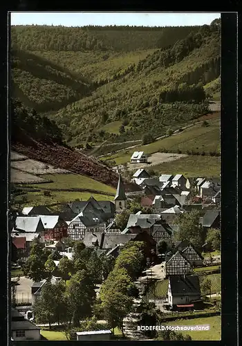 AK Bödefeld /Hochsauerland, Teilansicht mit Berglandschaft