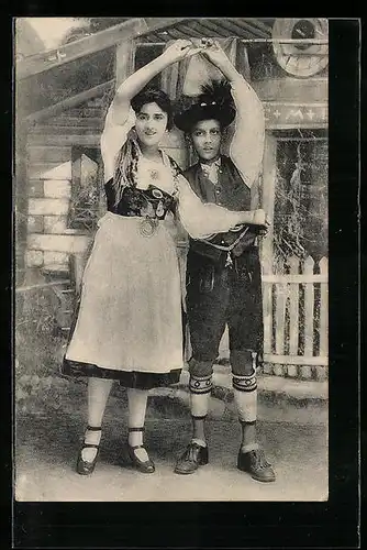 AK Paar in Tracht beim Volkstanz
