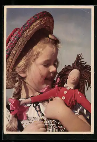 AK Mädchen mit Strohhut hält ihre Puppe fest in den Armen