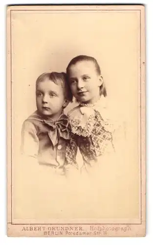 Fotografie Albert Grundner, Berlin, Potsdamer-Str. 111, Kinderpaar in hübscher Kleidung