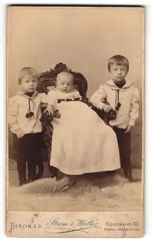 Fotografie Stróm & Walter, Berlin, Köpnicker-Str. 102, Zwei Jungen in Matrosenanzügen mit Kleinkind