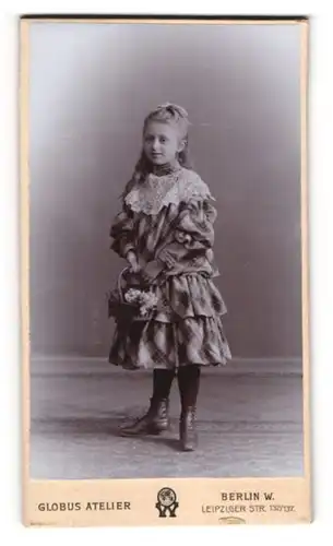 Fotografie Atelier Globus, Berlin, Leipziger Str. 132-137, Mädchen im karierten Kleid mit Blumenkorb