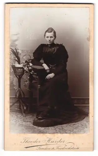 Fotografie Theodor Harder, Lunden, Junge Dame im schwarzen Kleid