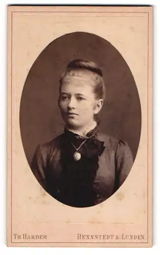 Fotografie Th. Harder, Hennstedt, Junge Dame im Kleid mit Amulett