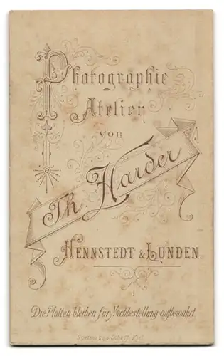 Fotografie Th. Harder, Hennstedt, Junge Dame im Kleid mit Amulett