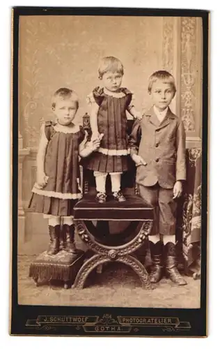 Fotografie J. Schuttwolf, Gotha, Löwen-Str. 3, Drei Kinder in modischer Kleidung