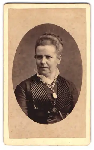 Fotografie J. Caprani, Kolding, Helligkorsgade, Bürgerliche Dame mit Amulett