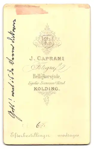 Fotografie J. Caprani, Kolding, Helligkorsgade, Bürgerliche Dame mit Amulett