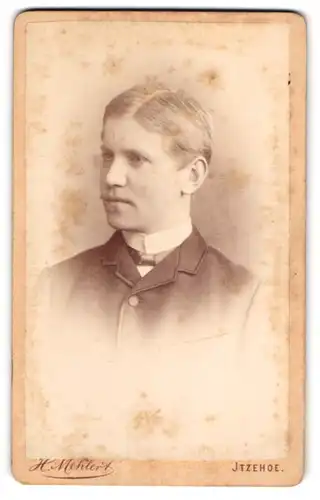 Fotografie H. Mehlert, Itzehoe, Breite-Str. 14, Junger Herr im Anzug mit Fliege