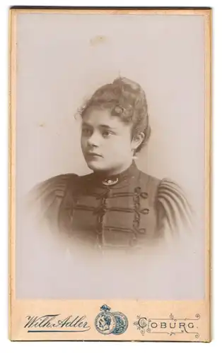 Fotografie Wilhelm Adler, Coburg, Allee 6, Steinweg 68, Junge Dame im Kleid mit Kragenbrosche