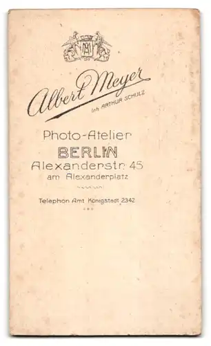 Fotografie Albert Meyer, Berlin, Alexanderstr. 45 am Alexanderplatz, Junger Herr im Anzug mit Fliege