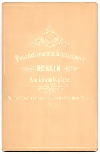 Fotografie PGH, Berlin, Gemälde: Im Fenster, nach Meyer v. Bremen