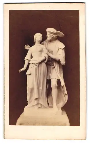 Fotografie unbekannter Fotograf und Ort, Statue: Faust und Gretchen, nach Cauer