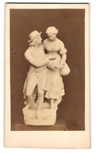 Fotografie unbekannter Fotograf und Ort, Statue: Hermann und Dorothea, nach Cauer