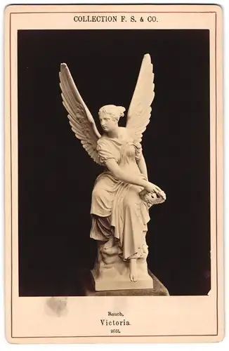 Fotografie Collection F. S. & Co., Ort unbekannt, Statue: Victoria, nach Rauch